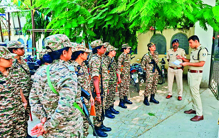 Gopalganj News : बरौली और हथुआ विस क्षेत्र से एक-एक उम्मीदवार ने दाखिल किया नामांकन का पर्चा