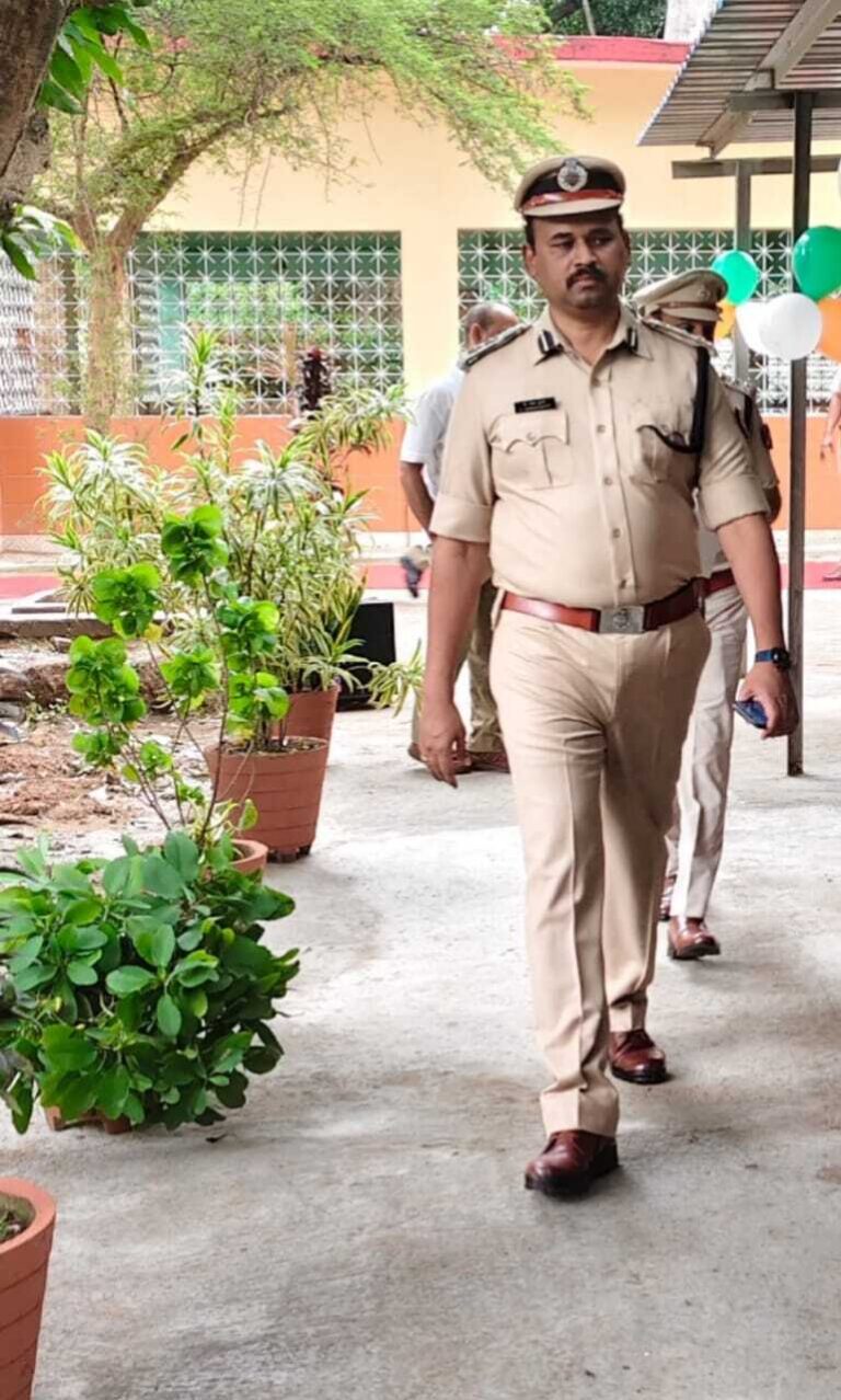 Chaibasa News : ट्रेनों में पटाखे व विस्फोटक लेकर न चलें, पकड़े जाने पर होगी कार्रवाई