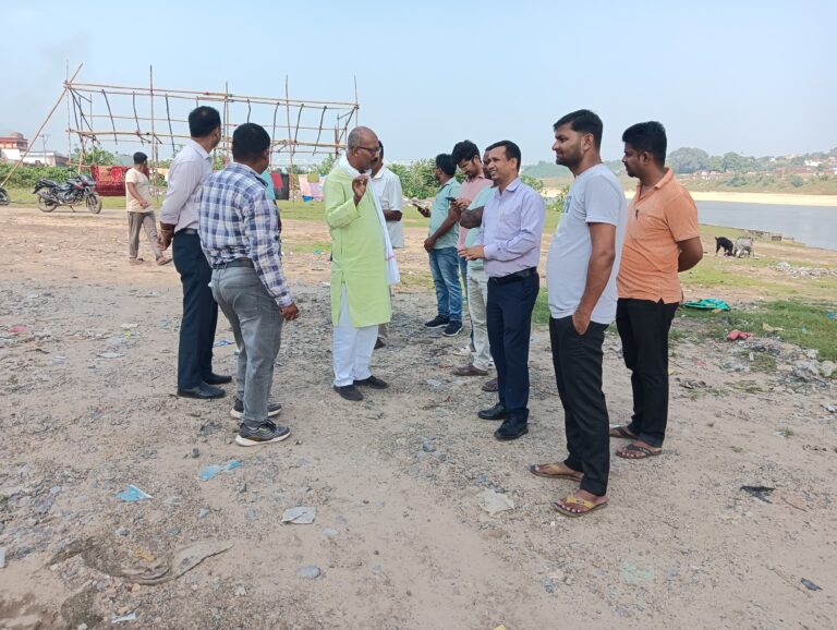 Dhanbad News : छठ पर्व को लेकर नप अधिकारियों ने घाटों का किया निरीक्षण
