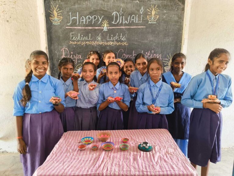 महुआरी विद्यालय में हुई दीप मेकिंग व रंगोली प्रतियोगिता