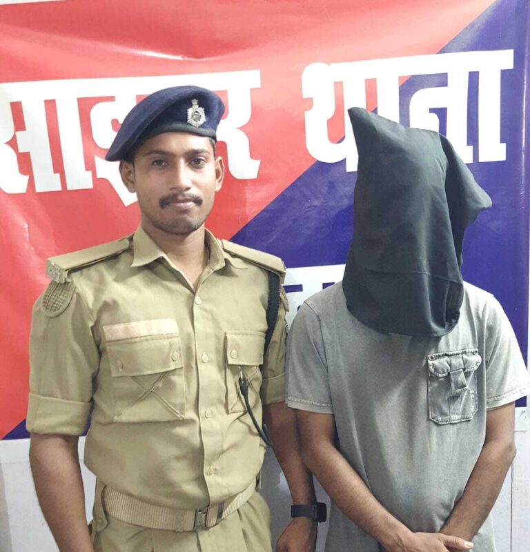 दो छापेमारी में तीन साइबर अपराधी गिरफ्तार, नकद व मोबाइल बरामद