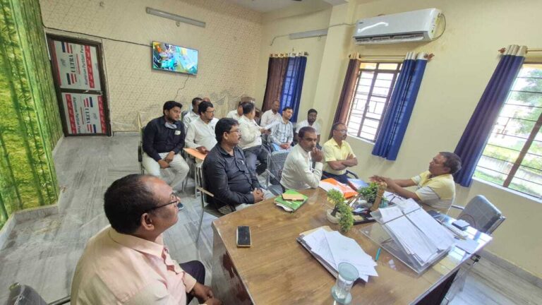 hajipur news. बूथों पर सुविधाएं करें सुनिश्चित : बीडीओ