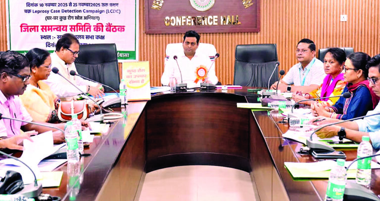 Chaibasa News : सीएचसी में दवा जलाने की रिपोर्ट सात दिनों में दें : डीसी
