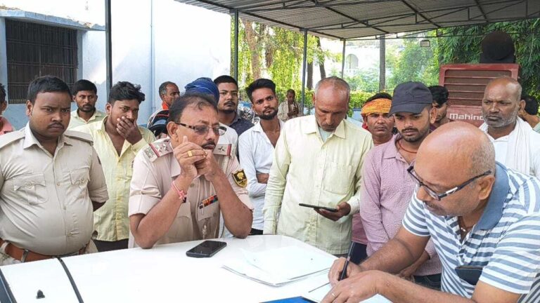 बिजली के खंभे से टकराकर बाइक सवार युवक पानी में गिरा, मौत