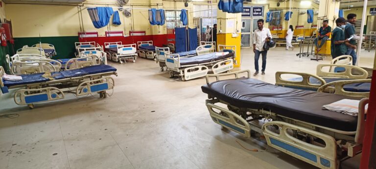 परिजनों के हंगामा के बाद मगध मेडिकल के इमरजेंसी में सीनियर डॉक्टरों ने काम किया बंद