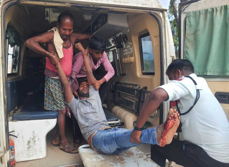 दो बाइक के बीच हुई सीधी टक्कर, दो राजमिस्त्री समेत तीन घायल