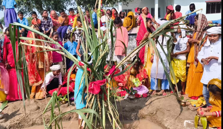 महुआरी विद्यालय में छठ को लेकर बच्चों ने प्रस्तुत की झांकी