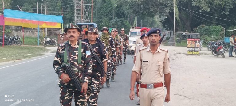 Motihari: विस चुनाव को ले पुलिस व सीएपीएफ जवानों ने किया फ्लैग मार्च