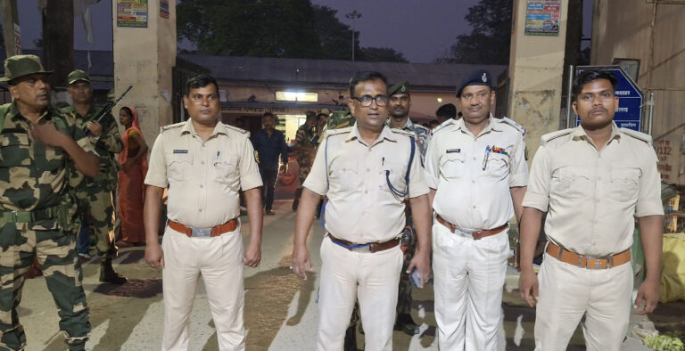 धमदाहा में चुनाव को लेकर बीएसएफ का फ्लैग मार्च