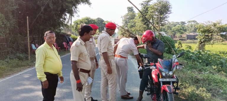चेकपोस्ट पर वाहनों की ली जा रही तलाशी
