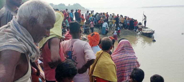 अलग-अलग गंगा नदी घाटों पर दो बच्चे डूबे, एक का शव बरामद