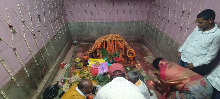 चितरा: छिन्नमस्तिका मंदिर में विधि-विधान से हुई मां काली की पूजा-अर्चना