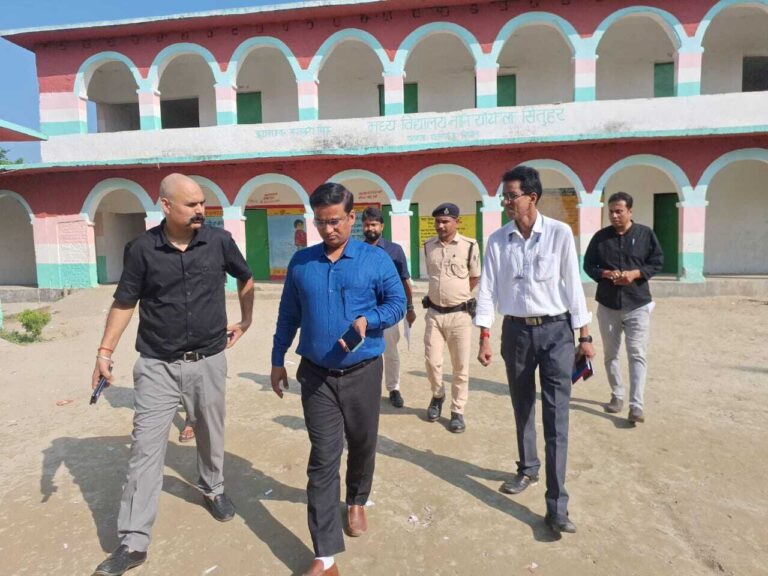 मतदान केन्द्रों का आब्जर्वर ने किया निरीक्षण