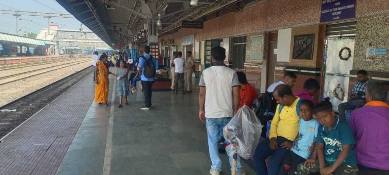 Deoghar news : जसीडीह स्टेशन के एक नंबर प्लेटफार्म पर लगा कोच डिस्प्ले खराब, यात्रियों को हो रही परेशानी
