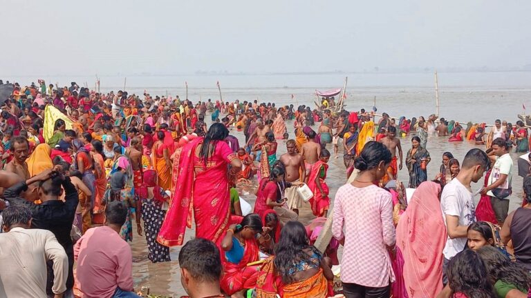 Bhagalpur news महापर्व छठ पर गंगा स्नान को श्रद्धालुओं की उमड़ी भीड़