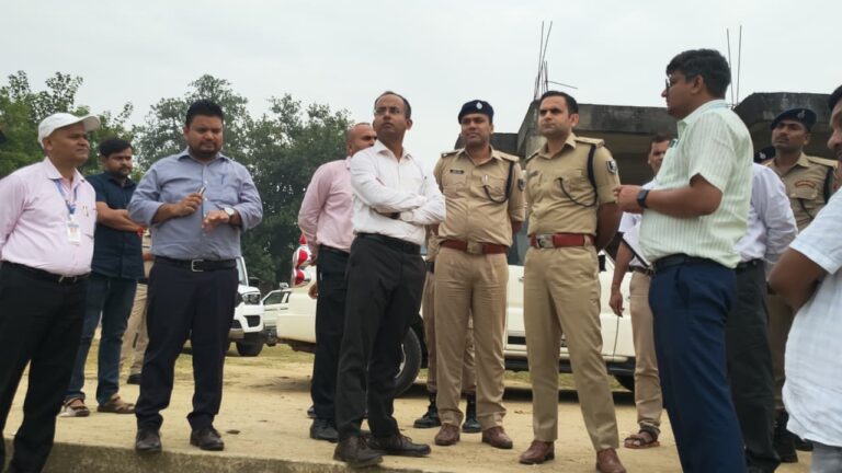 डीएम ने छठ पूजा की तैयारियों का लिया जायजा, तमसा घाट का किया निरीक्षण