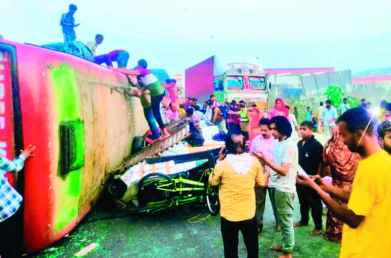 Gopalganj News : लग्जरी बस ओवरटेक करते समय डिवाइडर से टकराकर पलटी, दो दर्जन यात्री हुए घायल