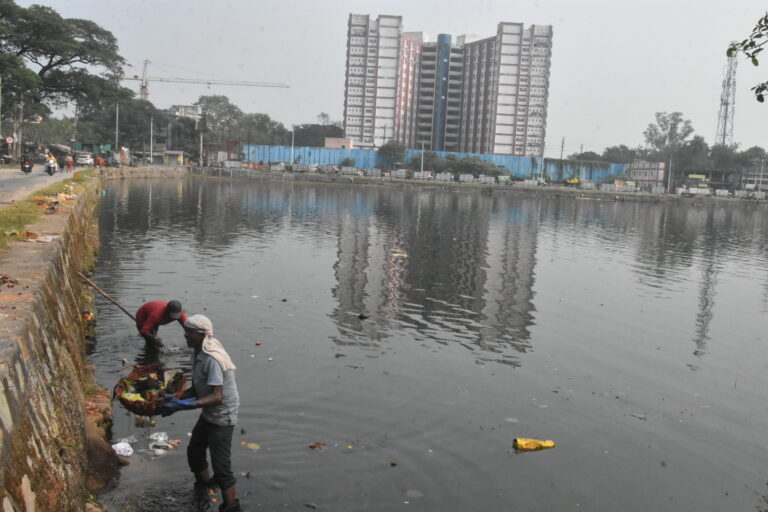 Dhanbad News: प्रमुख तालाबों में सुरक्षा के लिए लगाए जायेंगे बैरिकेडिंग : नगर आयुक्त