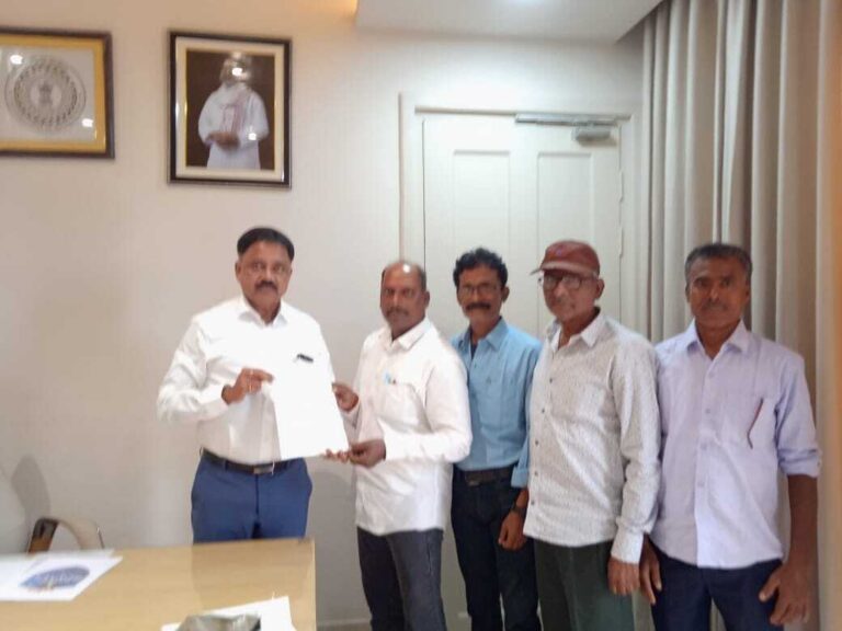 Bokaro News : बोकारो थर्मल के सप्लाई मजदूरों की मांगों को लेकर मंत्री को सौंपा मांग-पत्र