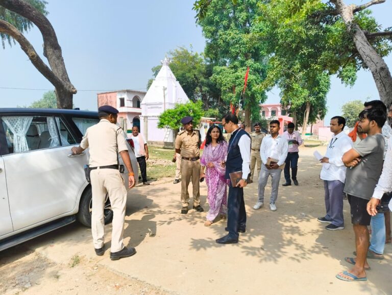 ऑब्जर्वर ने किया संवेदनशील बूथों का निरीक्षण