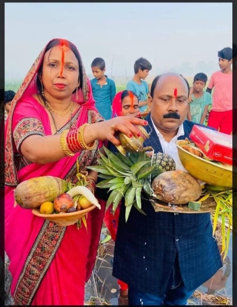 Motihari: छठी मइया ने घाव ठीक किया, तो शुरू किया व्रत-36 साल से राजेश्वर प्रसाद कर रहे हैं छठ का व्रत  -बचपन में छठ व्रत के लिए रखे पैसे खर्च करने पर मां  ने पिटाई की थीतुरकौलिया (पूचं). तुरकौलिया पूर्वी पंचायत के कवलपुर के राजेश्वर प्रसाद 36 वर्षों से छठ का व्रत करते आ रहे हैं. राजेश्वर ने बताया कि जब वह 10 वर्ष के थे, तो उनकी मां छठ व्रत के लिए पांच घरों से भिक्षा मांगकर लाई थी. पांच घरों से भिक्षा में रुपये मिले थे.  रुपये को मां घर में रखी थी. ताकि छठ का सामान खरीद सकें. मां को रुपये रखते उसने देख लिया था. रुपये को निकाल उसने खर्च कर दिया. जब मां सामान खरीदने के लिए पैसा निकालने गई तो पैसा नहीं था.  मां ने पैसा के बारे में पूछा, तो उन्होंने बताया कि पैसा खर्च कर दिए.  मां ने गुस्सा होकर उसकी पिटाई की थी. छठ व्रत के पांच दिन पहले उसके पैर में बड़ा घाव निकल गया. बहुत दवा सूई के बाद घाव ठीक नहीं हो रहा था.  दिन बीतते गये. एक दिन उसकी मां रात में सोई हुई थी. सपने में छठी मईया आईं और बोलीं कि तुम अपने पुत्र से छठ का व्रत कराओ. छठ व्रत करने से उसका घाव ठीक हो जाएगा. मां ने जब सुबह में घर वालों से सपने के बारे में बताया, तो सब लोग हैरान थे. उसके अगले साल से पांच साल तक उन्होंने भूखे प्यासे रहकर बैरिया छठ घाट तक दंड (भुईपरी) दिया.  सुबह शाम को घंटों तक पानी में खड़े रहे. ऐसा करने से उनके पैर का घाव ठीक हो गया. इसके बाद वह लगातार 1988 से छठ व्रत करते आ रहे हैं. उन्होंने बताया कि जब से वे छठ का व्रत कर रहे हैं, तब से घर के सभी लोग सुखी सम्पन्न हैं. आज उन्हें किसी प्रकार की कोई दिक्कत नहीं है.