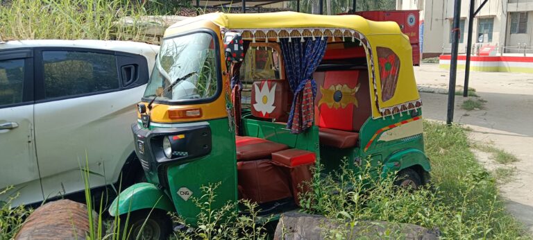 शराब के साथ धंधेबाज गिरफ्तार, ऑटो जब्त