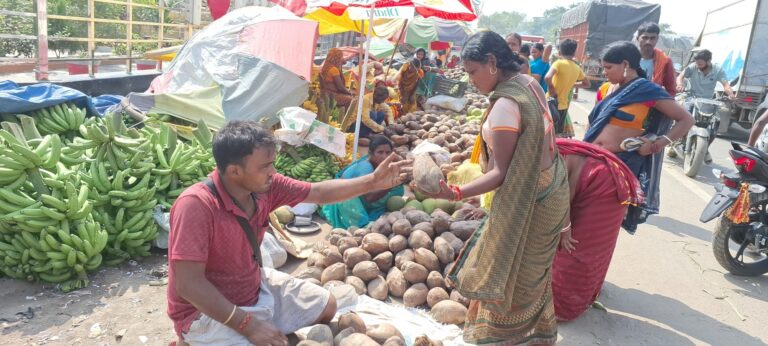 छठ सामाग्रियों के खरीदारी को लेकर बाजार में बनी रही भीड़