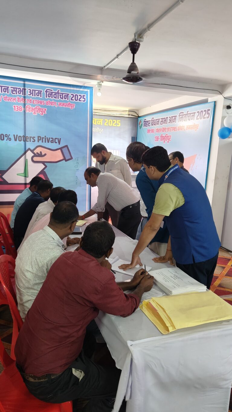 Samastipur News:जिला निर्वाचन पदाधिकारी ने किया बैलट फैसिलिटेशन सेंटरों का निरीक्षण