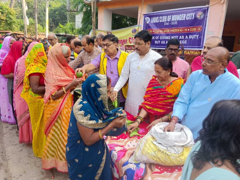 छठ व्रतियों के बीच फल व पूजन सामग्री का किया गया वितरण