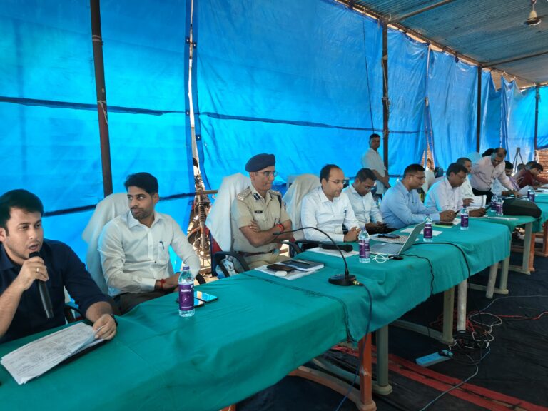 छठ को लेकर गंभीर है प्रशासन, डीएम ने की तैयारियों की समीक्षा