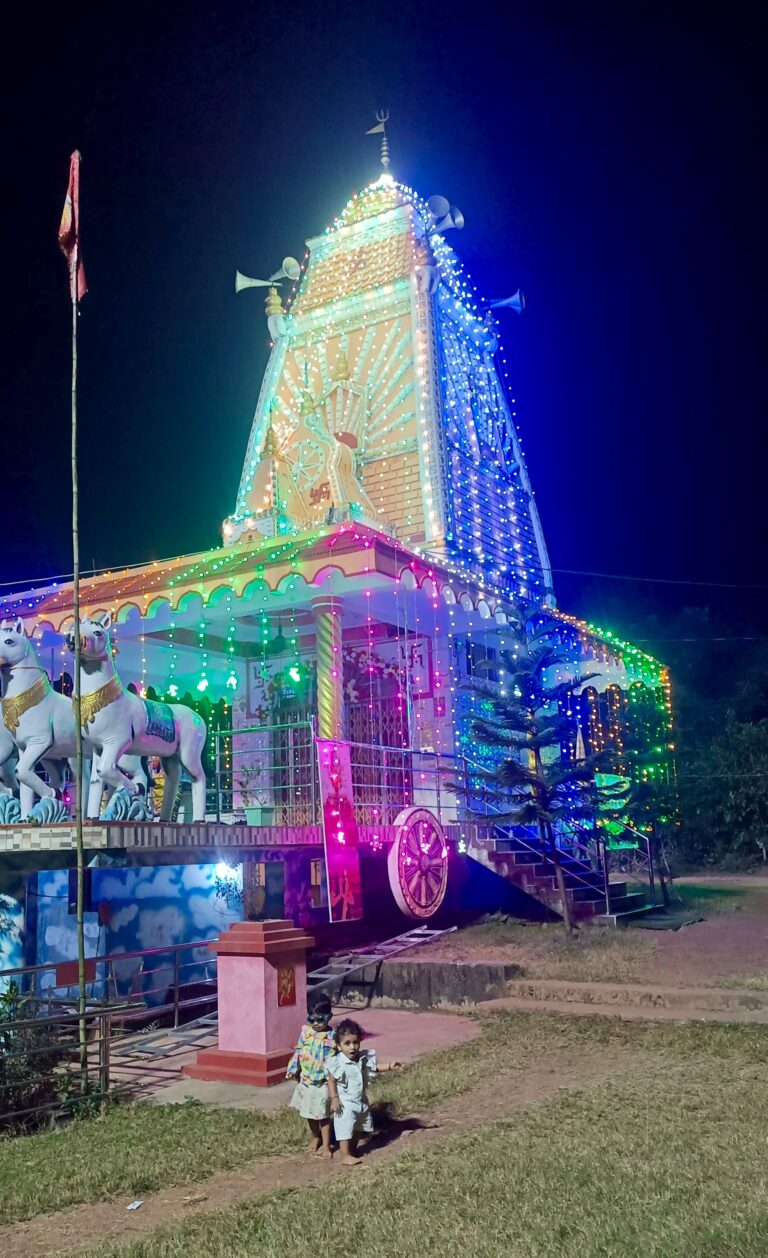 East Singhbhum News : छठ को लेकर आकर्षक रोशनी से सजा गोपालपुर सूर्य मंदिर