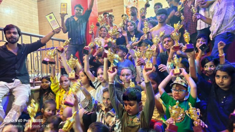 कार्यक्रम में भाग लेने वाले बच्चों के बीच पारितोषिक वितरित