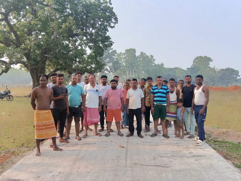 Giridih News :ढलाई के साथ ही पीसीसी में पड़ी दरार, विरोध