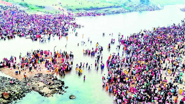 बराकर में दो सूबों की सीमा पर सूर्यदेव को एक साथ दिया अर्घ्य