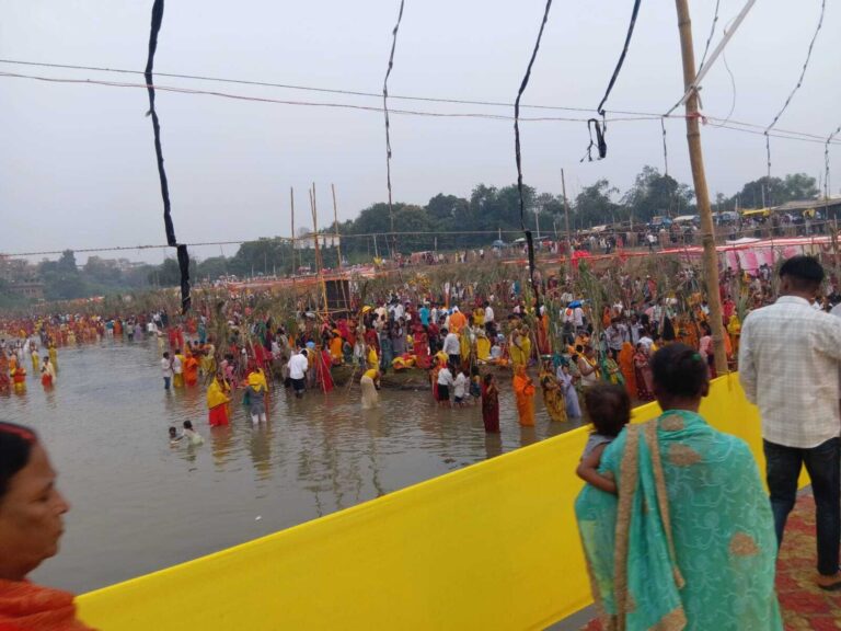 छठ घाटों पर व्रतियों ने दिया अर्घ