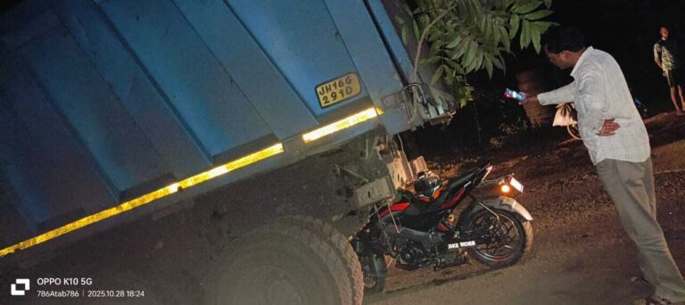 ब्रेकडाउन हाइवा से जा टकरायी बाइक, मुखिया पुत्र घायल