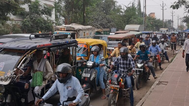 Samastipur News:सड़क पर बढ़ा वाहनों का दबाव, ट्रैफिक व्यवस्था चरमराई