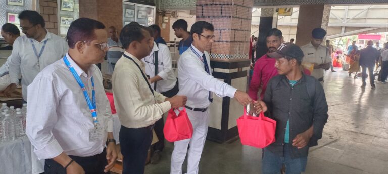 Deoghar news : काम पर जा रहे जरूरतमंद प्रवासियों को रेलवे ने उपलब्ध कराया भोजन का पैकेट