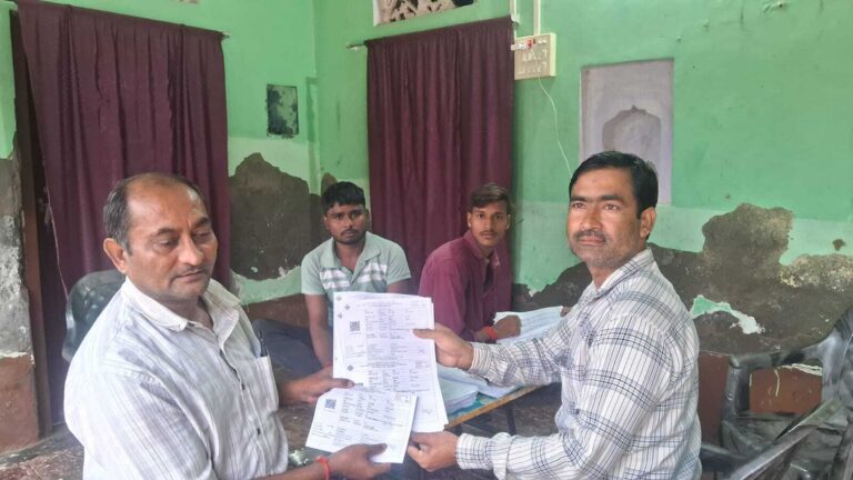 मतदाता पर्ची का हो रहा वितरण