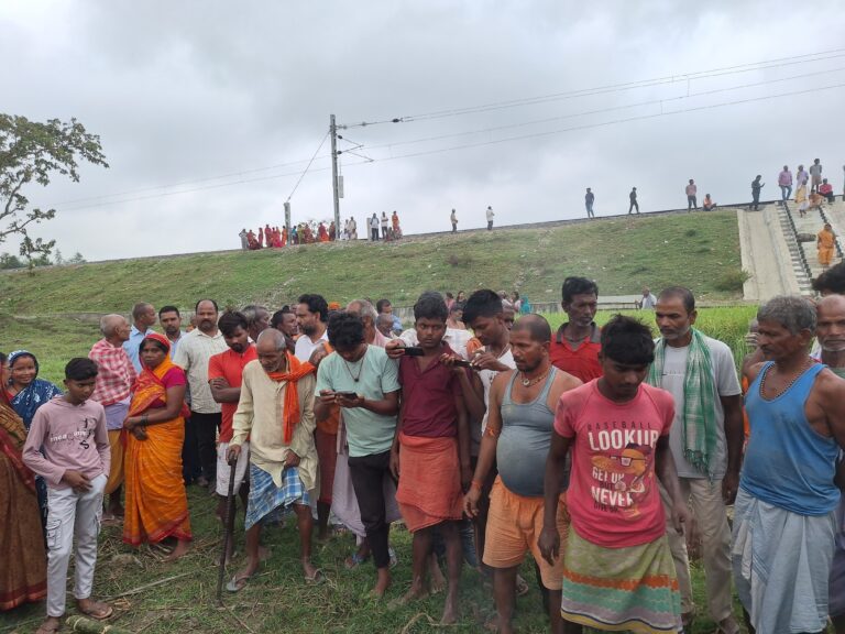ट्रेन की चपेट में आने से पूर्व मुखिया की मौत