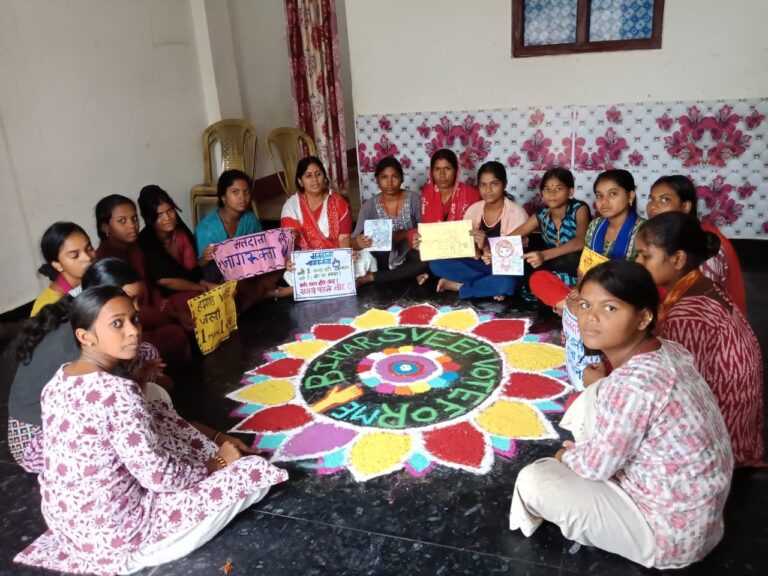 आंगनबाड़ी केंद्रों में रंगोली बनाकर मतदाताओं को किया जागरूक