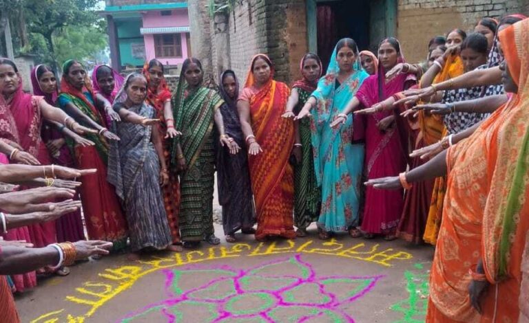 जीविका दीदियों ने मेहंदी प्रतियोगिता कर मतदान के प्रति किया जागरूक