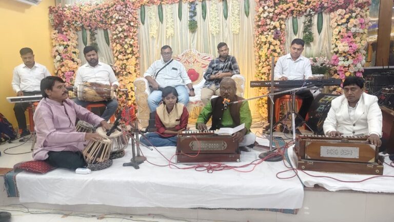 हम तेरे शहर में आए हैं मुसाफिर की तरह… पर झूमे लोग