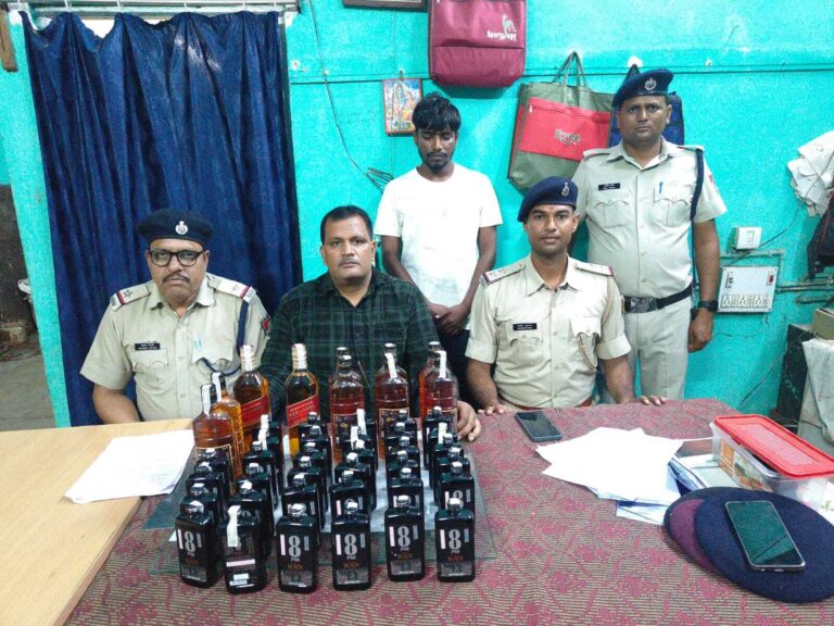 जमालपुर स्टेशन से 44 बोतल विदेशी शराब के साथ तस्कर गिरफ्तार