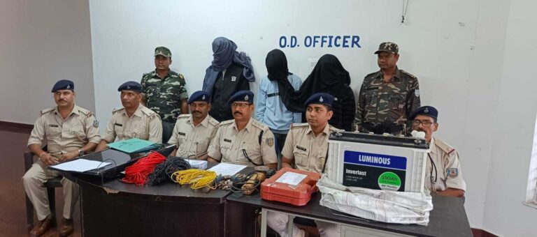 चोरी का सामान के साथ तीन आरोपी गिरफ्तार