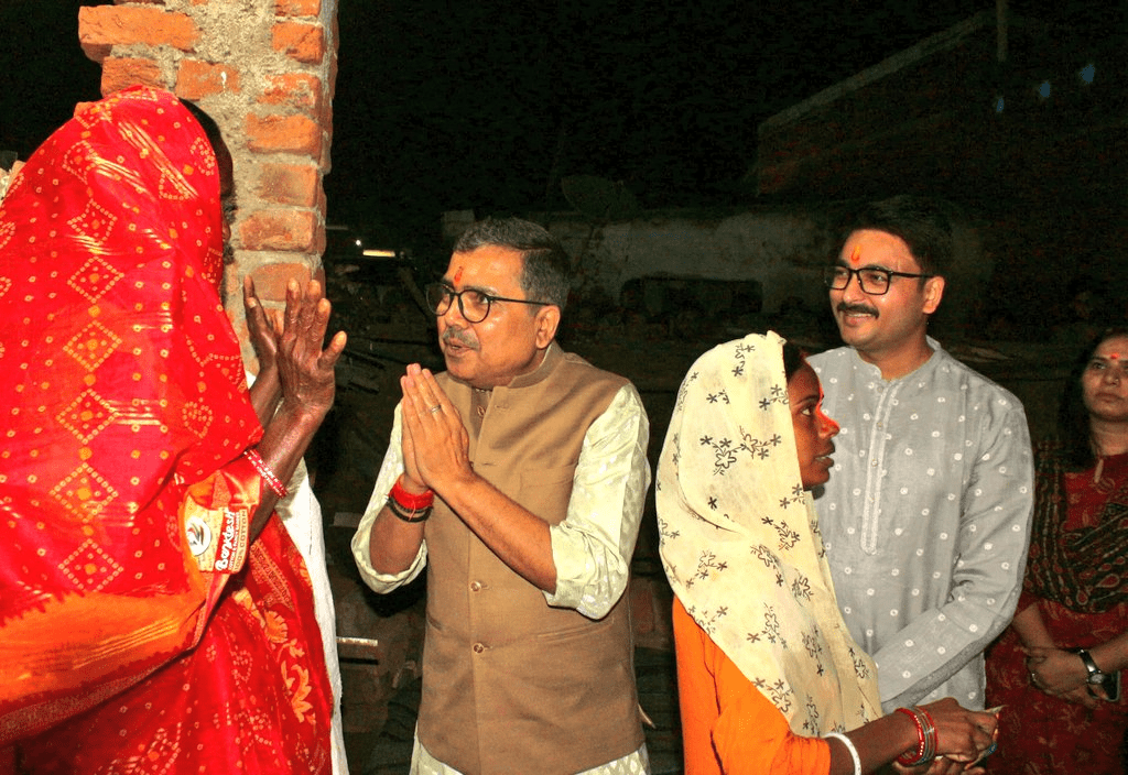 मिट्टी का सोंधापन और छठ के खीर की खुशबू खींची अफसरों को ग्रामीण की झोपड़ी में, साथ बैठकर खाया खरना का प्रसाद 1 Image 298