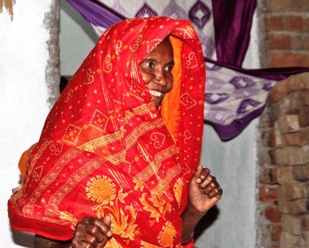 मिट्टी का सोंधापन और छठ के खीर की खुशबू खींची अफसरों को ग्रामीण की झोपड़ी में, साथ बैठकर खाया खरना का प्रसाद 3 Image 299