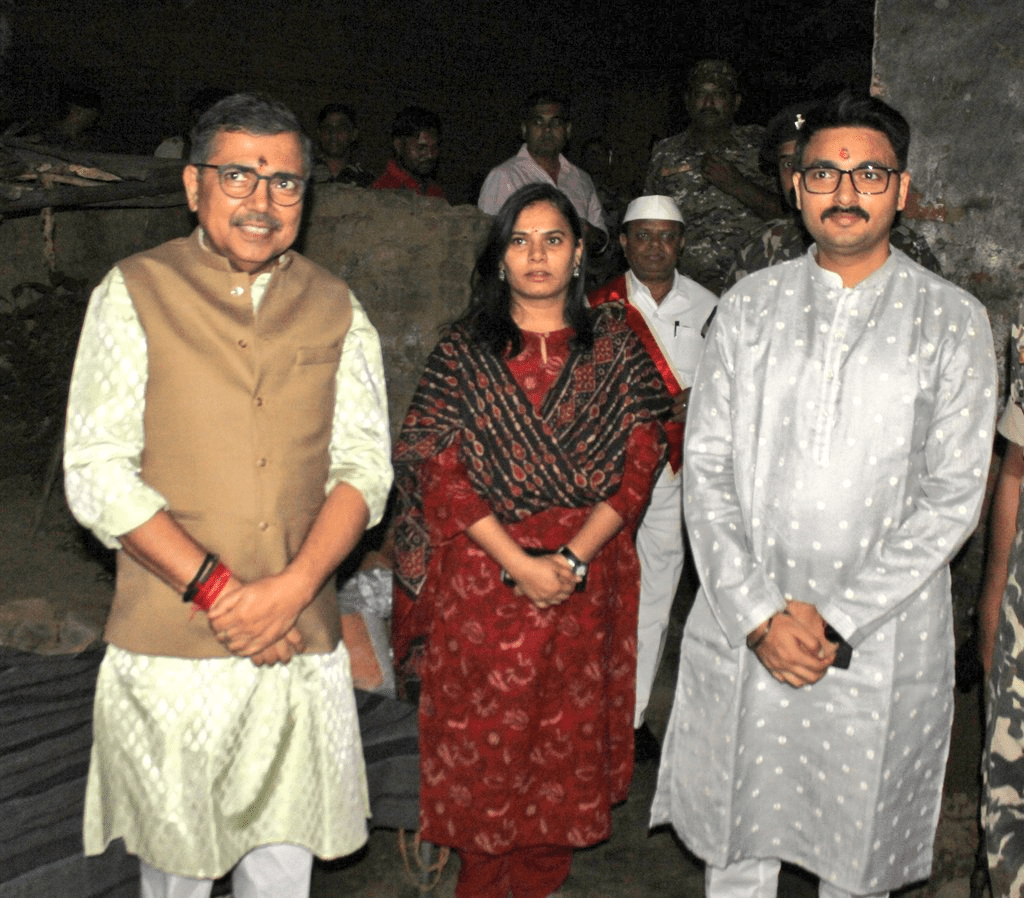 मिट्टी का सोंधापन और छठ के खीर की खुशबू खींची अफसरों को ग्रामीण की झोपड़ी में, साथ बैठकर खाया खरना का प्रसाद 4 Image 300