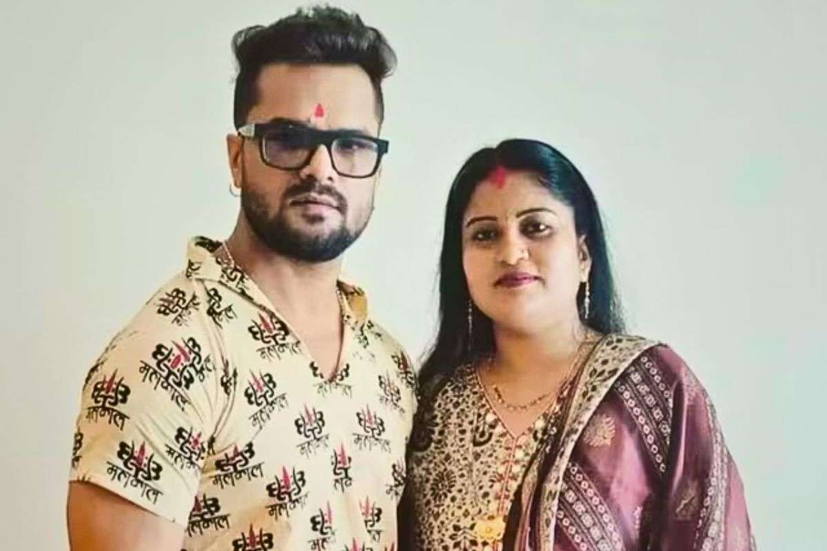 khesari with wife chanda devi| Khesari Lal's wife Chanda Devi will contest from Chhapra.