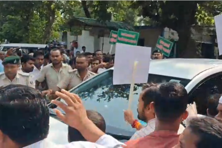 Bihar Chunav: समर्थकों ने घेरी लालू-तेजस्वी की गाड़ी, मसौढ़ी विधायक की टिकट काटने की मांग, VIDEO